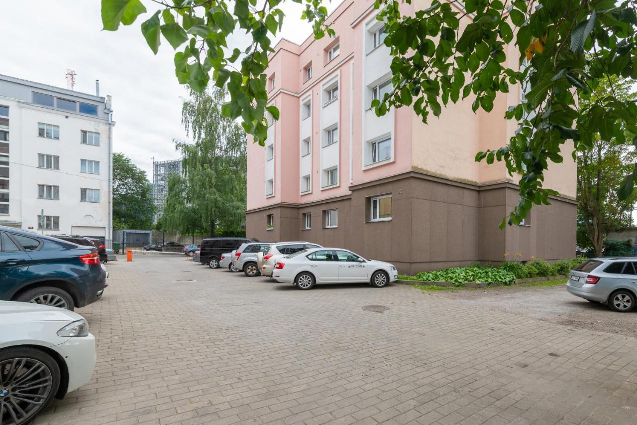 Cozy Stylish Studio Apartment With Free Parking By Centralapartments Tallinn Exteriör bild