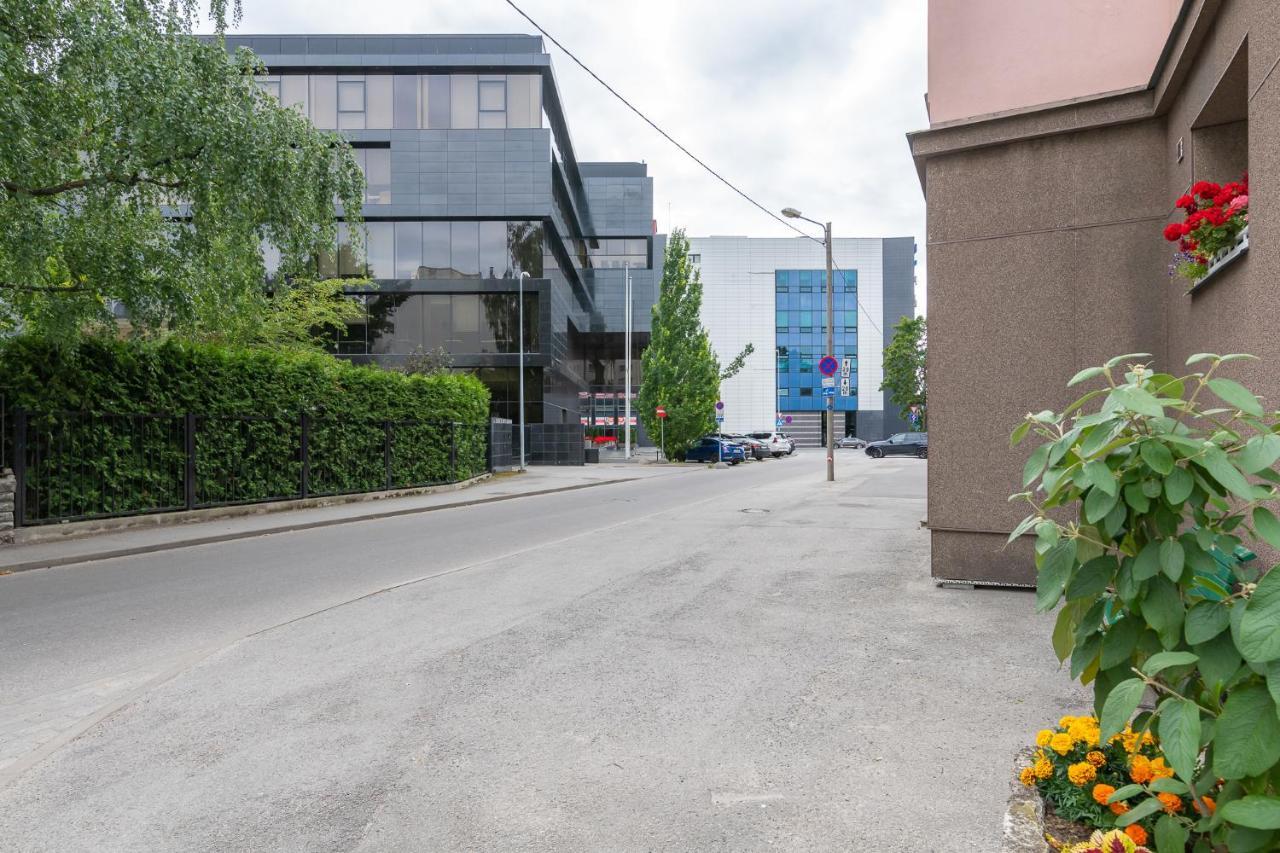 Cozy Stylish Studio Apartment With Free Parking By Centralapartments Tallinn Exteriör bild